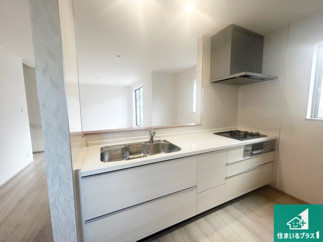 池田市天神　新築一戸建てのキッチン|子供を見守りながらお料理が出来るため家族のコミュニケーションか増えます♪スペースが広く確保されている為お子様が大きくなったときは一緒に料理を楽しめます♪