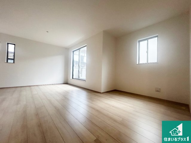 池田市天神　新築一戸建ての居間・リビング|明るいリビングで朝の目覚めもスッキリできそう！対面キッチンでご家族のコミュニケーションも自然と増える設計！小さなお子様が遊ぶスペースを作っても広々とくつろげるLDK！