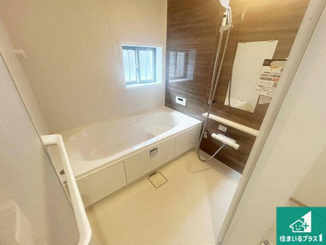 池田市天神　新築一戸建ての浴室|足をゆったり伸ばして寛げる浴槽です。窓が設けられていますので差し込む光が明るく穏やかな雰囲気にしてくれます♪浴室乾燥機も設置しているので、雨の日の洗濯物も安心です♪