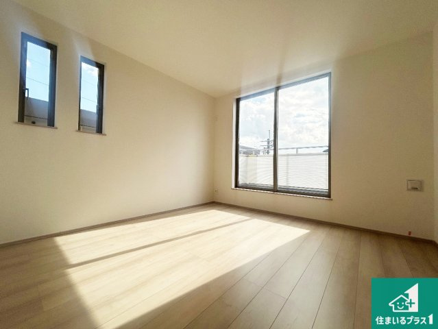 池田市天神　新築一戸建ての洋室|シンプルな洋室は、自分好みのインテリアが楽しめます♪ご家族とインテリアや家具を選びに行くのは新築購入時の醍醐味の一つです。ぜひお楽しみください♪