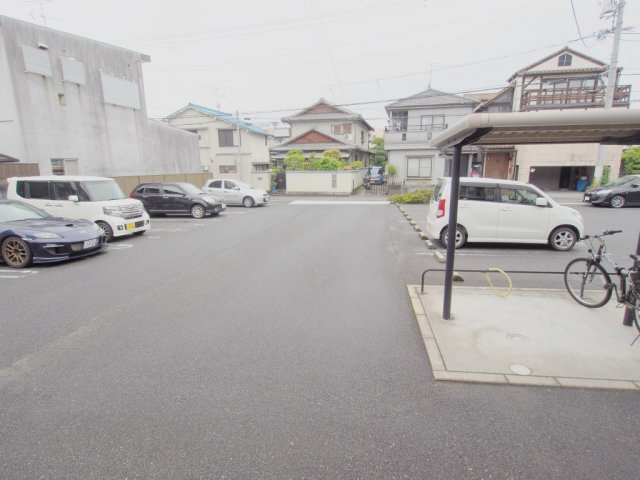 カーサB棟の駐車場