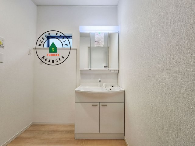 福岡市早良区野芥4丁目第25-2棟（1号棟）の独立洗面台|洗面所は小さなプライベートスペース。歯磨き、洗顔と毎日施す個人空間。