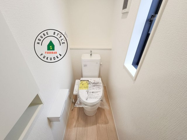 福岡市早良区野芥4丁目第25-2棟（1号棟）の内観：施工例|トイレ・ウォシュレット付。快適で衛生的な洗浄機能付温水シャワートイレです。収納や手すりもついてます。