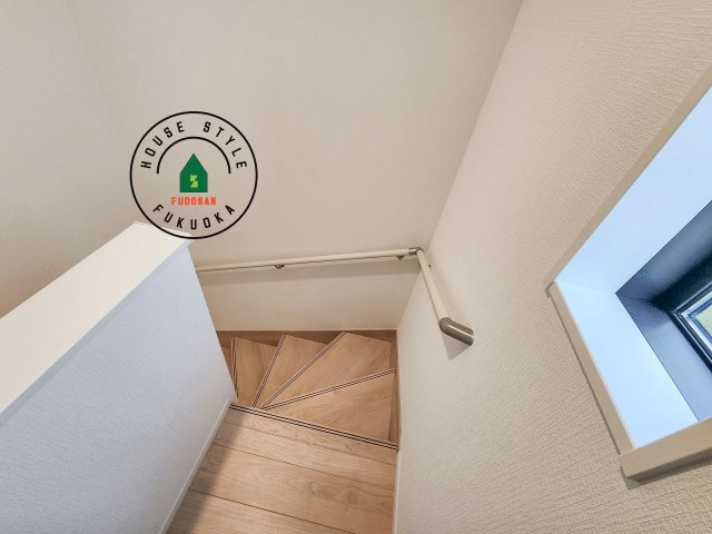 福岡市早良区野芥4丁目第25-2棟（1号棟）の内観：施工例|＜手すり付階段＞手すりがないと階段の昇り降りで危険なことはもちろん、壁に手をつきながら歩くことで壁紙が汚れやすくなります。すべての方に快適に昇り降りしていただくため、手すりを設置しました。