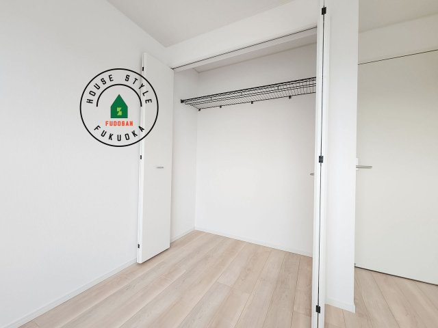 福岡市早良区野芥4丁目第25-2棟（1号棟）の収納|壁面クローゼットのメリットは、衣類が横一列に並ぶためひと目で洋服が選びやすいこと。衣類をたくさんお持ちの方も、限られたスペース内に無理なく収納することができます。