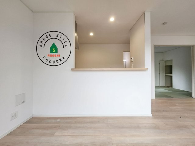 福岡市早良区野芥4丁目第25-2棟（1号棟）の居間・リビング|キッチンからリビングをしっかり確認できます。家族の笑顔があふれる空間になりそうですね。※家具はCGを合成したものです。