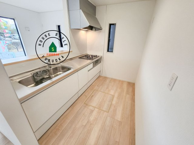 福岡市早良区野芥4丁目第25-2棟（1号棟）のキッチン|カウンターキッチンなら、リビングで遊ぶ子供の様子を見ながら料理ができるので安心です。料理を運んでもらったり、子供にお手伝いしてもらいやすいのもいいですね。