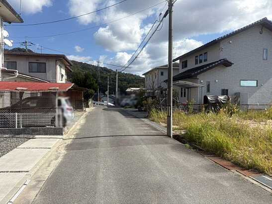 【前面道路含む現地写真】