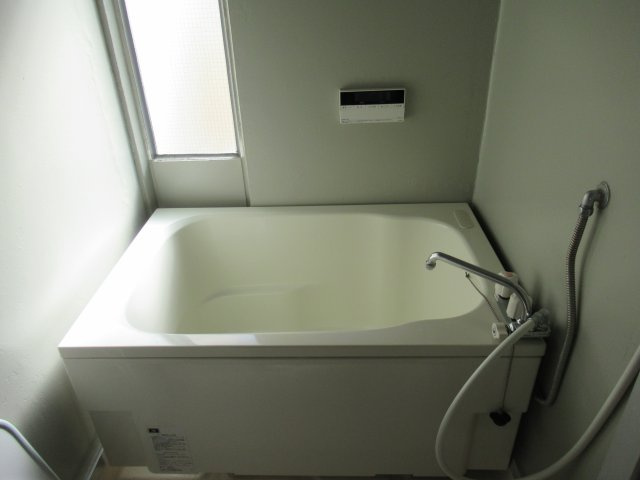 兵庫県公社　姫路市川６号棟の浴室|ゆったり過ごせるお風呂です