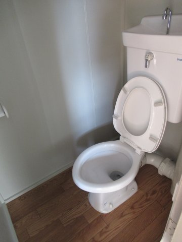 兵庫県公社　姫路市川６号棟のトイレ|落ち着いた色調のトイレです