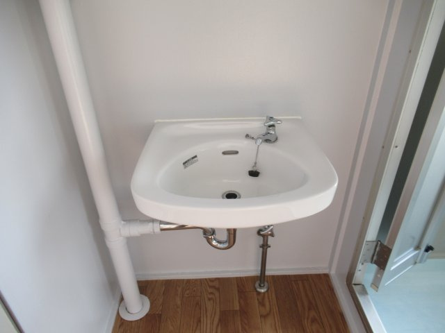 兵庫県公社　姫路市川６号棟の洗面所|明るい洗面所です