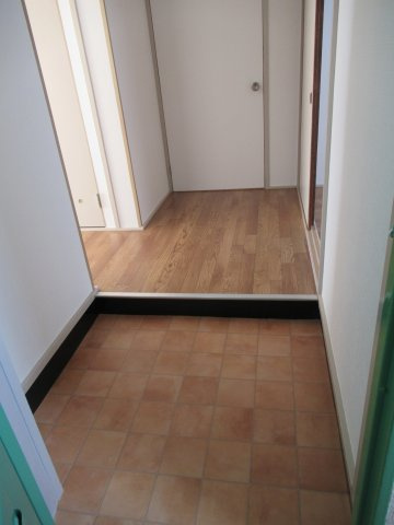 兵庫県公社　姫路市川６号棟の玄関|明るい玄関です