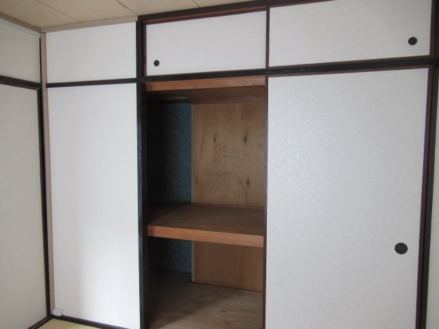 兵庫県公社　姫路市川６号棟の収納|１．５間（けん）分ある押入れです