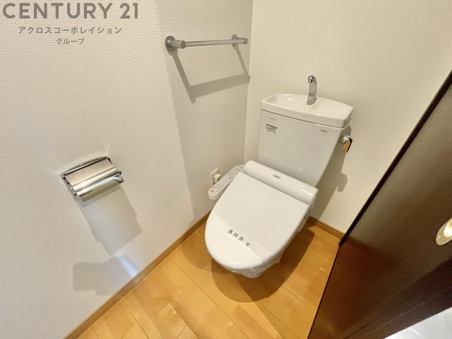 落ち着いた色調のトイレです