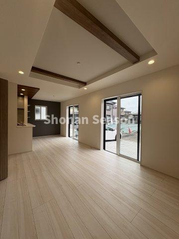 【居間・リビング】 | 充実した時間が過ごせる１７帖の大型リビング◎
お子様がのびのび走り回れますよ♪