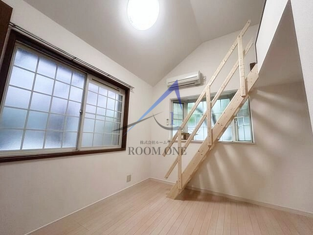 ヴィレッジ　トミーの居間・リビング|洋室のお部屋です。