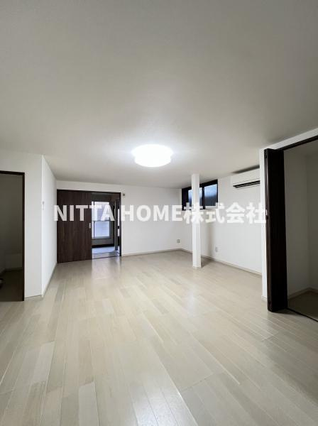 福知山市字内記の一戸建ての洋室|温かみのあるお部屋ですよ◆