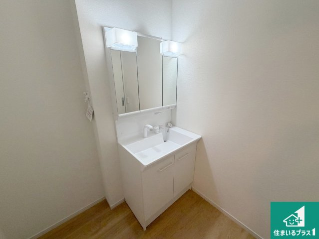 神戸市西区伊川谷町潤和　第1期　新築一戸建ての独立洗面台|清潔感のある洗面台です。フラットな鏡は掃除がしやすく毎日清潔！鏡裏には収納があるのでスッキリとした洗面台が保てます。