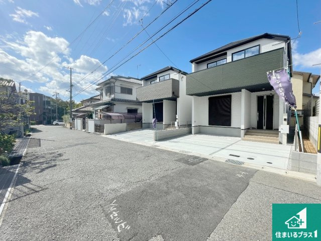 神戸市西区伊川谷町潤和　第1期　新築一戸建ての前面道路含む現地写真|周辺は閑静な住宅街！前面道路広々で車の出し入れも便利です。駐車が苦手な方でも安心して車庫入れできます！