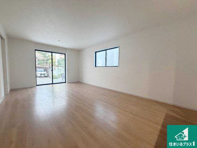 神戸市西区伊川谷町潤和　第1期　新築一戸建ての居間・リビング|日当たり良好の明るいリビングで朝の目覚めもスッキリできそう！対面キッチンでご家族のコミュニケーションも自然と増える設計！小さなお子様が遊ぶスペースを作っても広々とくつろげるLDK！