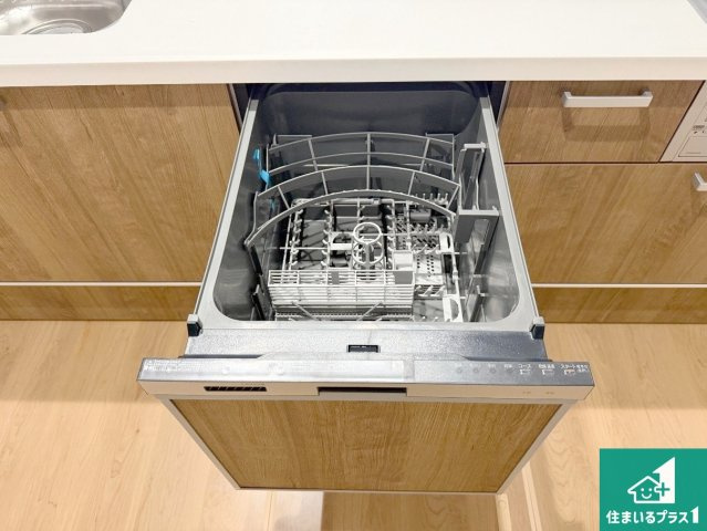 神戸市西区伊川谷町潤和　第1期　新築一戸建ての設備|食事後の一仕事、食器洗いをボタン一つでお任せできちゃいます！場所を取らないビルトイン式なので、お料理スペースもしっかり確保！