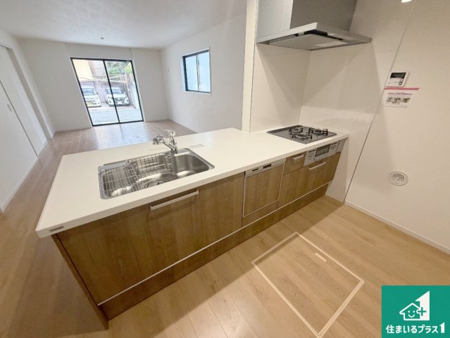 神戸市西区伊川谷町潤和　第1期　新築一戸建てのキッチン|リビングと統一感があり、使い勝手のいいキッチン。広々としているので、二人並んで作業が出来ちゃいます。お子様と一緒に色々なお料理に挑戦できるスペースがあります。