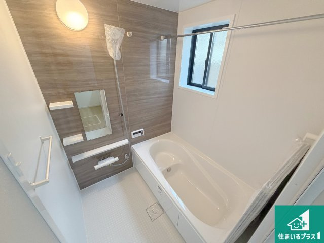 神戸市西区伊川谷町潤和　第1期　新築一戸建ての浴室|足をゆったり伸ばして寛げる浴槽です。窓が設けられていますので差し込む光が明るく穏やかな雰囲気にしてくれます♪浴室乾燥機も設置しているので、雨の日の洗濯物も安心です♪