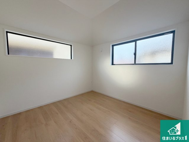 神戸市西区伊川谷町潤和　第1期　新築一戸建ての洋室|寝室は心地よい眠りについてもらいたくて、シンプルかつ開放的な空間な設計にしています！大きな窓から差し込む日が心地いいです♪