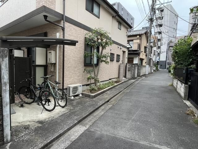 メゾンクレールの駐車場