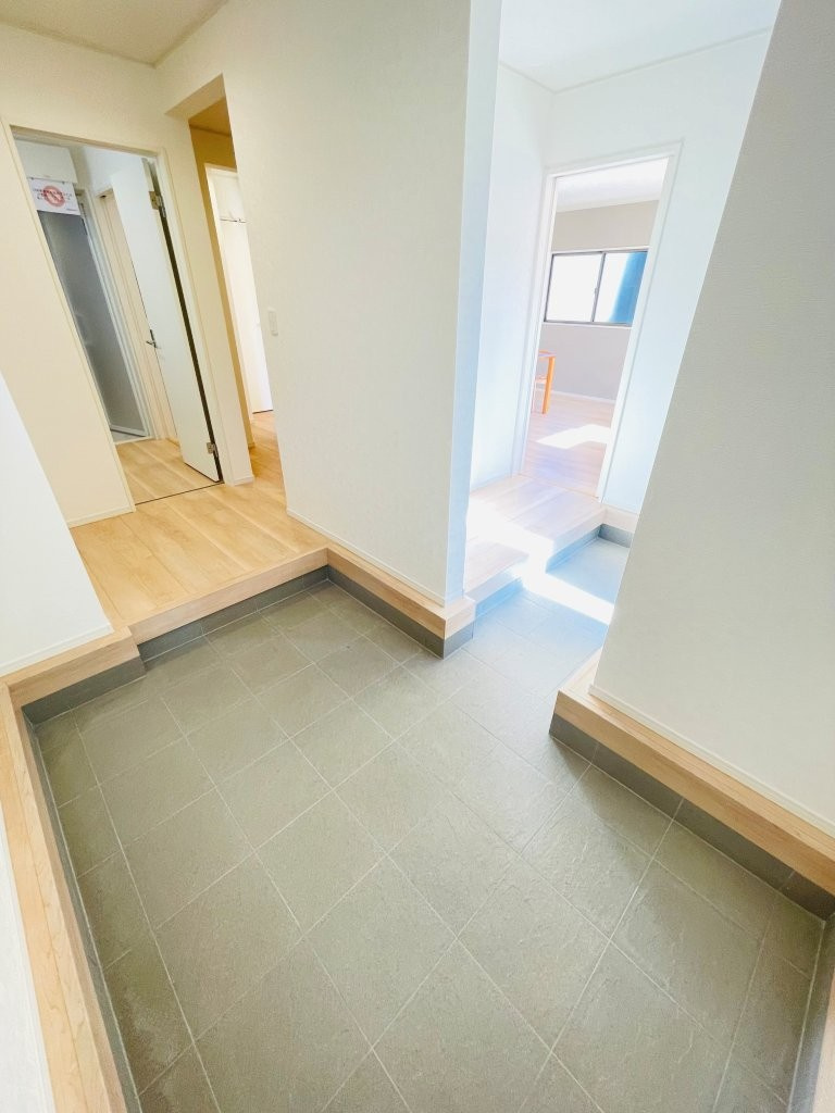 岡崎市中島町第14　新築分譲住宅　全3棟　2号棟の玄関|玄関には大容量のシューズクローク付き。ベビーカーやアウトドア用品なども収納できます♪