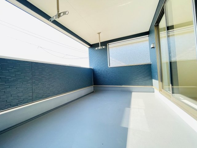 岡崎市中島町第14　新築分譲住宅　全3棟　2号棟のバルコニー|多用途に使えるインナーバルコニー付き。突然の雨でも安心です♪