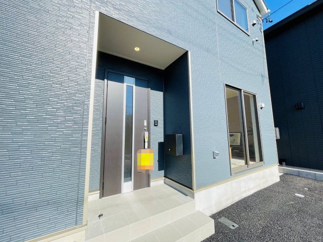 岡崎市中島町第14　新築分譲住宅　全3棟　2号棟の玄関|玄関ポーチがあるので、雨の日でも濡れることがなくドアの開け閉めができます。