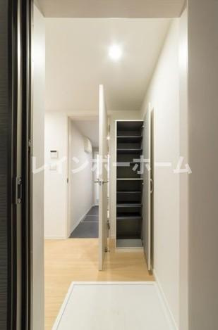 KAHALE八千代Aの玄関