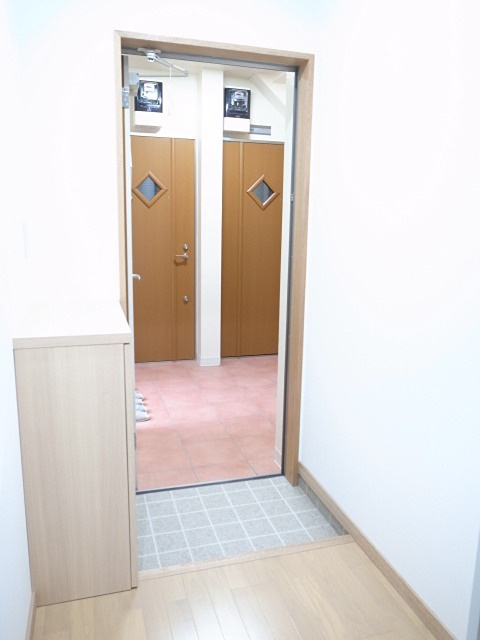 ロビンコート祐天寺 103号室の玄関