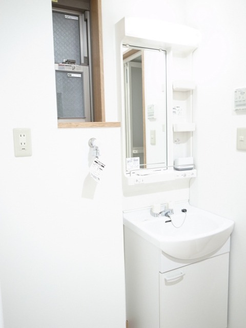ロビンコート祐天寺 103号室の独立洗面台