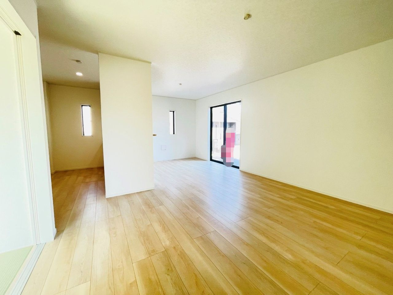 岡崎市中島町第14　新築分譲住宅　全3棟　3号棟の居間・リビング|どこにいても家族の顔が見える、明るく開放的なLDK。