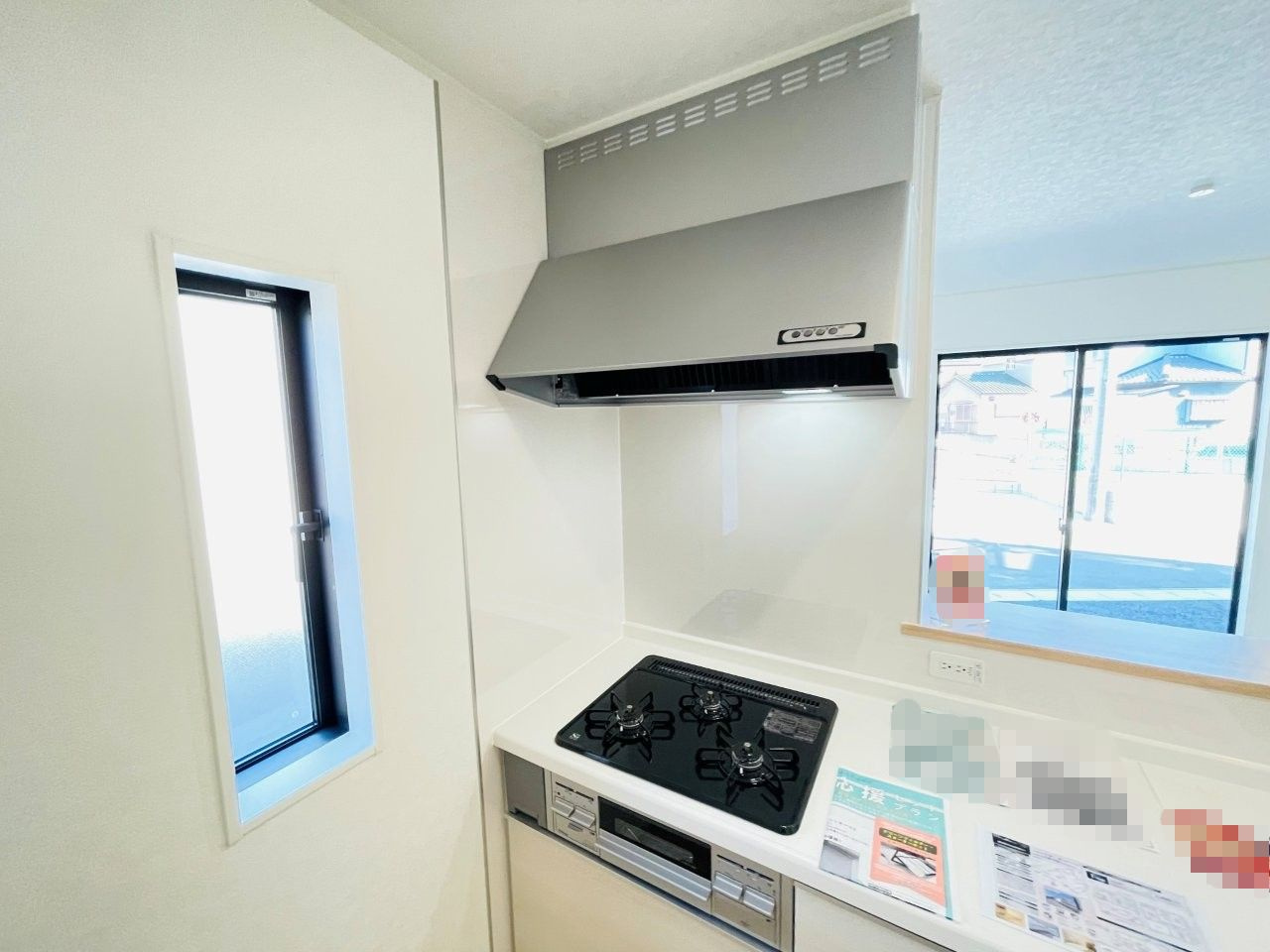 岡崎市中島町第14　新築分譲住宅　全3棟　3号棟のキッチン|便利な3口コンロ。