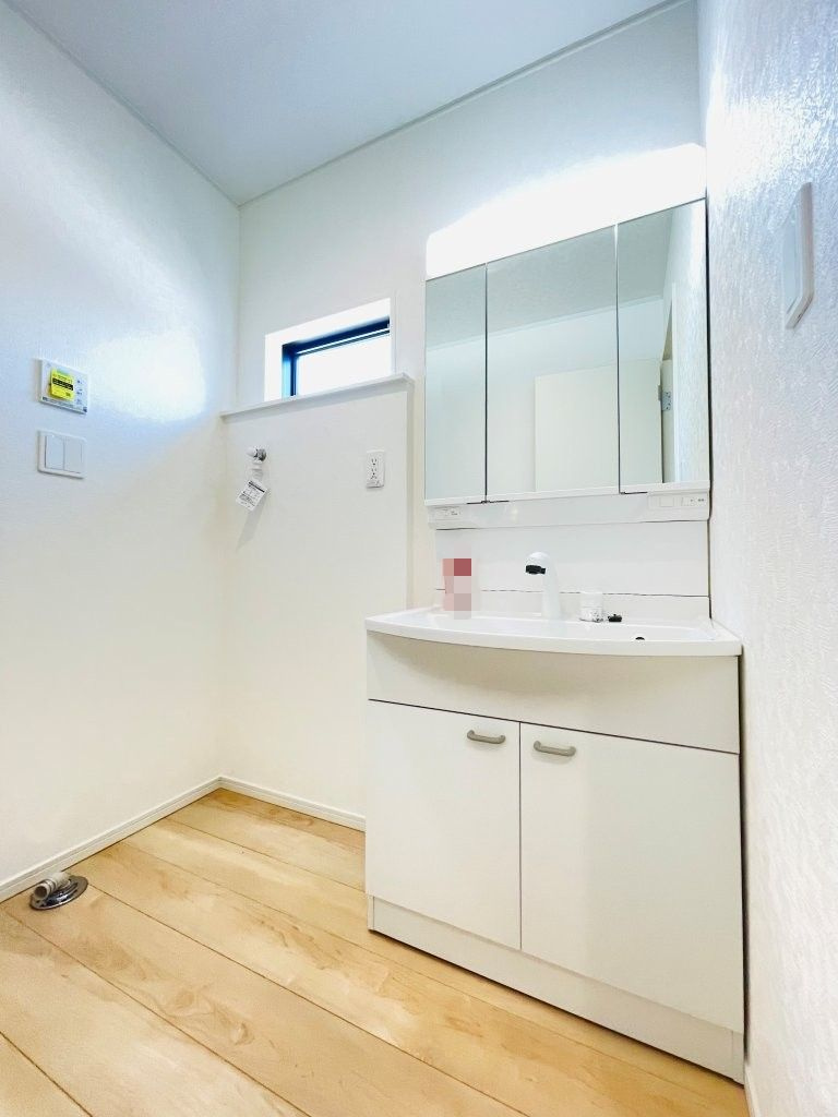 岡崎市中島町第14　新築分譲住宅　全3棟　3号棟の独立洗面台|三面鏡仕様の洗面台！鏡の裏は収納になっています♪