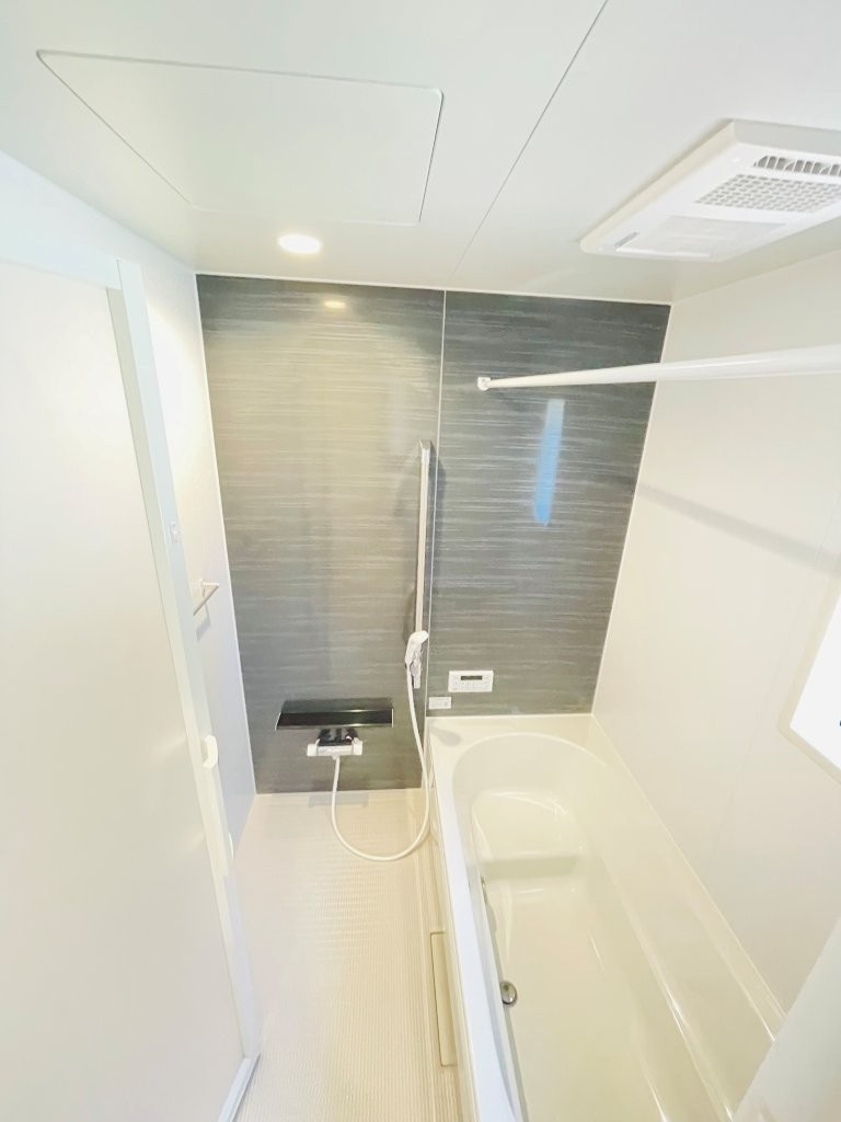 岡崎市中島町第14　新築分譲住宅　全3棟　3号棟の浴室|１坪タイプのユニットバス！浴槽は断熱材入りでお湯が冷めにくいです♪浴室乾燥機で梅雨の時期は洗濯物を乾かせます！