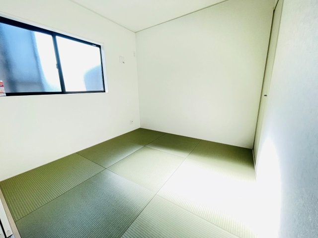 岡崎市中島町第14　新築分譲住宅　全3棟　3号棟の和室|リビングに隣接した和室は、家事スペースやキッズスペースとしても活躍します！収納も完備！