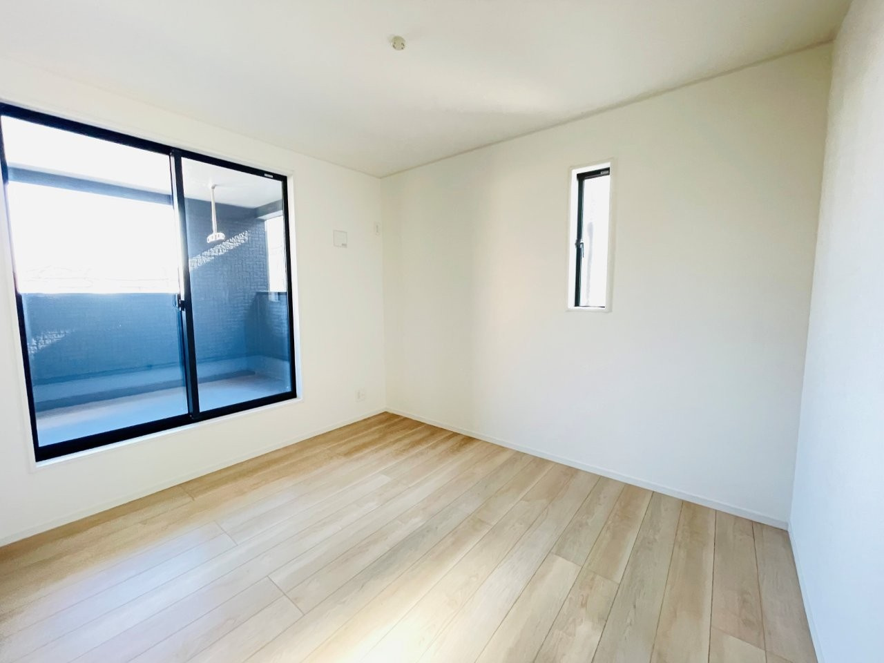 岡崎市中島町第14　新築分譲住宅　全3棟　3号棟の洋室|大きな窓からたっぷりと陽光が注がれる明るい空間です。