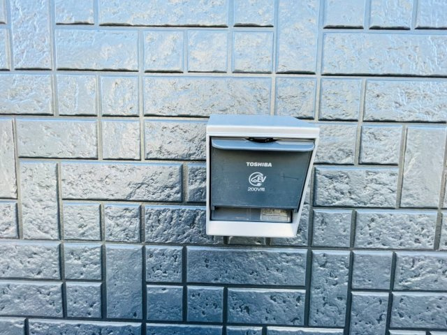 岡崎市中島町第14　新築分譲住宅　全3棟　3号棟の発電・温水設備|洗車時や防犯カメラの設置、電気自動車の充電にも使える屋外電源付き。