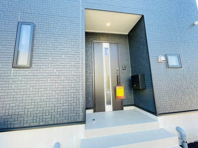 岡崎市中島町第14　新築分譲住宅　全3棟　3号棟の玄関|玄関ポーチがあるので、雨の日でも濡れることがなくドアの開け閉めができます。