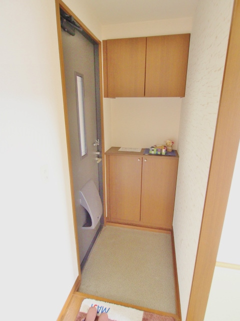 グリーンヒルズ瀬野西の玄関|※リノベーション前の写真です。