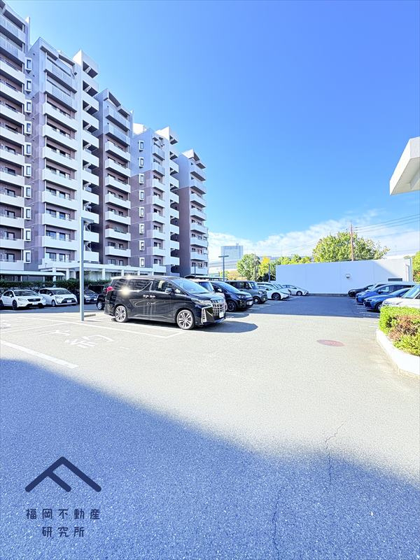 ネクサス香椎1号棟の駐車場