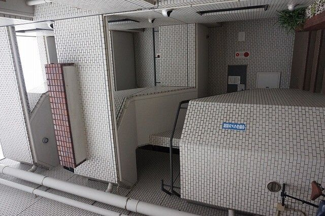 ローズマンション(A-001)のエントランス