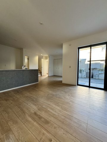 所沢市和ケ原 新築一戸建の居間・リビング|家族の気配を感じながら、それぞれが心地よく過ごせるリビングダイニング。空間のつながりが程よく、団らんも一人時間も大切にできます。暮らす人の毎日を温かく支える、やさしい表情の居心地よいスペースです。
