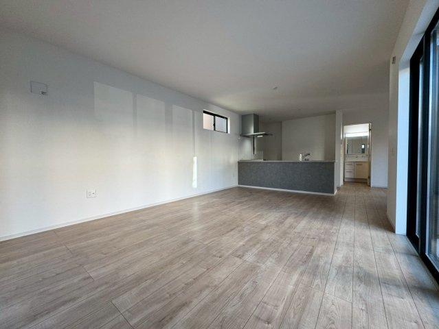 所沢市和ケ原 新築一戸建の居間・リビング|ゆとりあるリビングダイニングは、家族それぞれの過ごし方を受けとめる包容力のある空間。食事、くつろぎ、団らんがスムーズにつながり、生活動線も快適。日常を美しく整えてくれる住まいの中心です。
