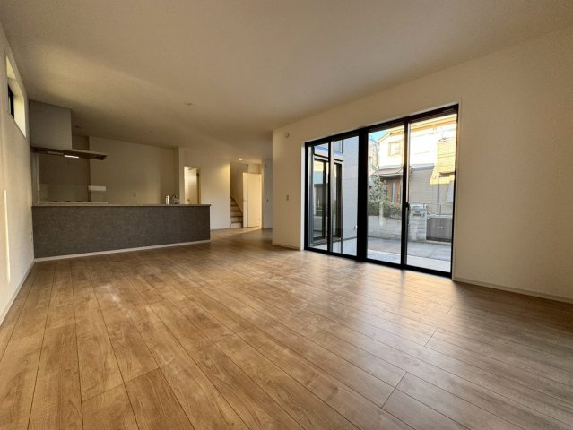 所沢市和ケ原 新築一戸建の居間・リビング|木の温もりを感じる心地よいリビング。優しい質感の素材が空間全体を包み込み、家族が自然と集まるあたたかな住まいを演出します。
