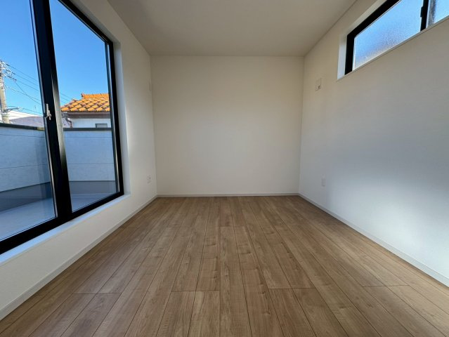 所沢市和ケ原 新築一戸建の洋室|シンプルで使い勝手の良い洋室は、家具の配置がしやすく、理想のインテリアを思いのままに楽しめます。プライベート時間を快適に過ごせる心地よい空間です。
